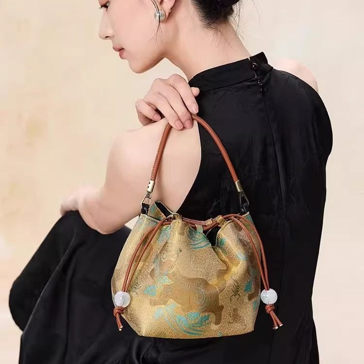 Chanson traditionnelle Brocade brodée Petit sac à main carré