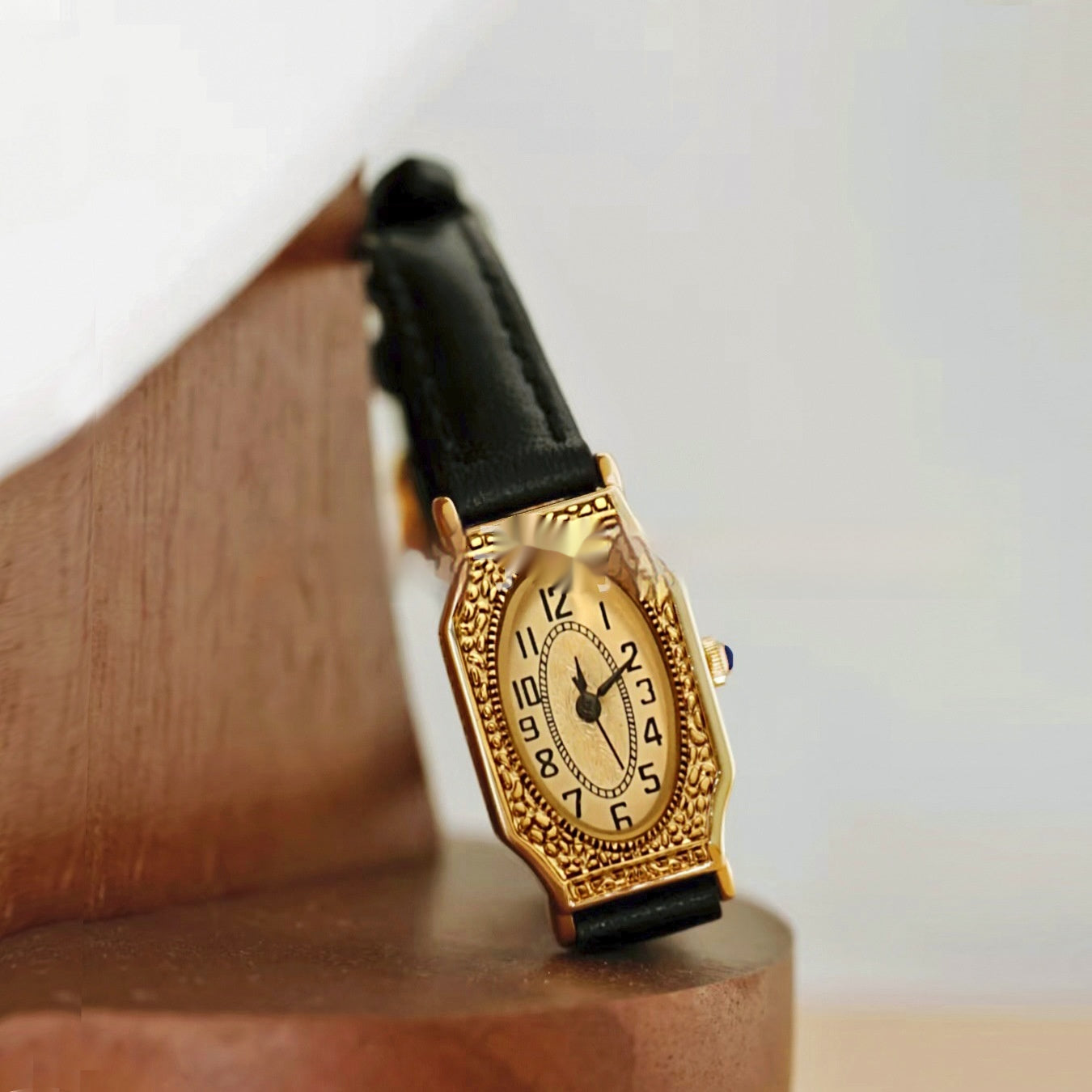 Montre vintage de luxe sculptée pour les femmes