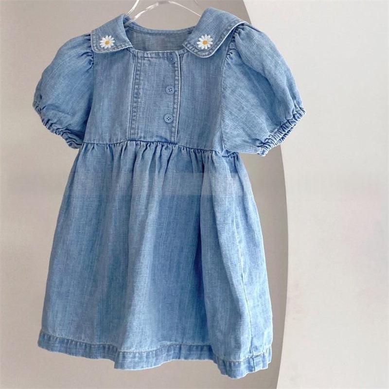 Robe de denim brodée à manches courtes