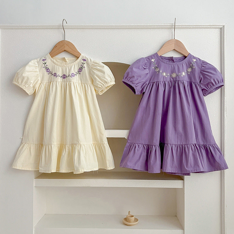 Robe de fleur brodée de petites filles à manches courtes