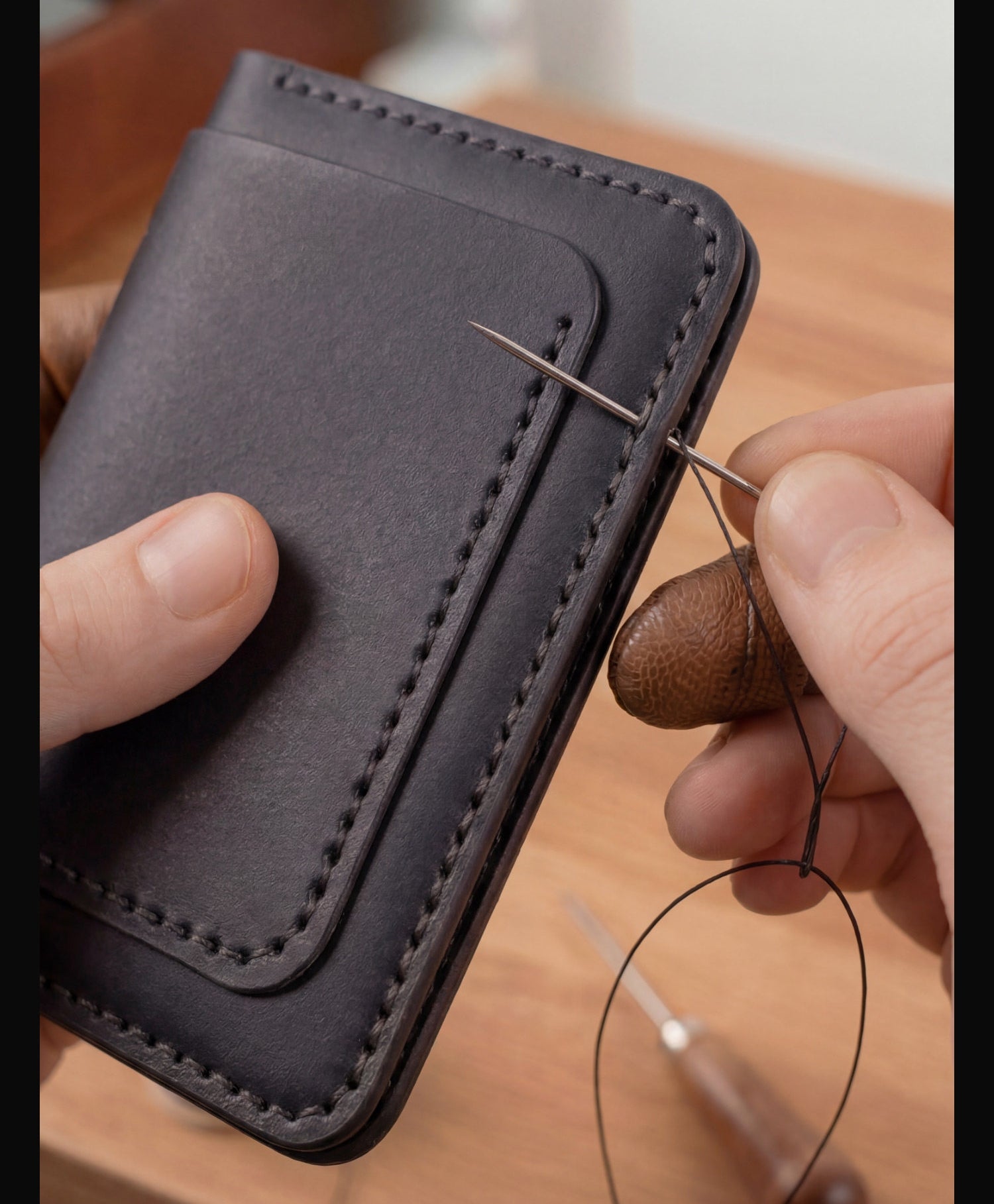 Porte-monnaie pour homme fait main avec des fentes de carte et un détenteur de passeport fait de cowhide à grains supérieurs.