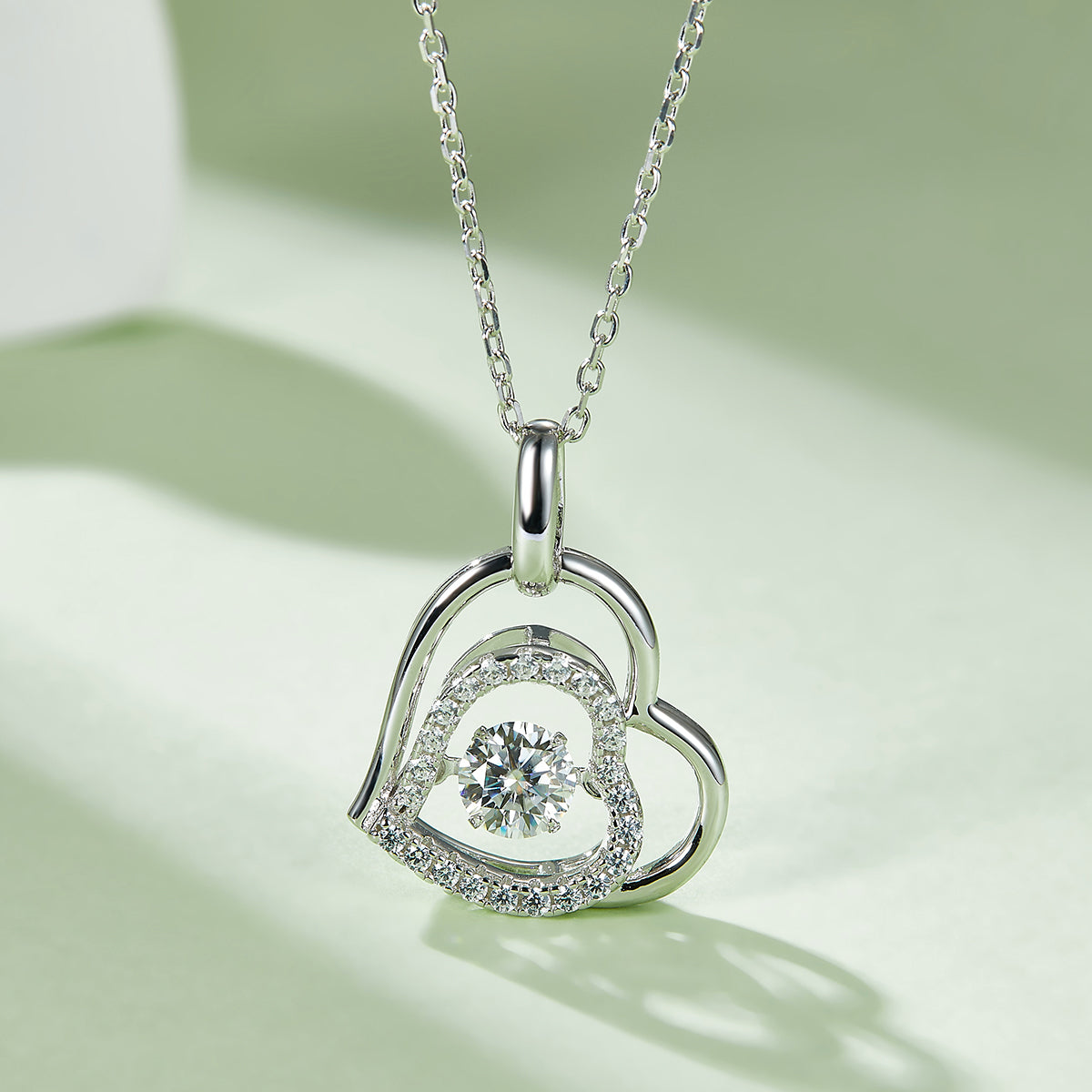 S925 Argent Sterling 0.5ct D Couleur VVS1 Moissanite Collier de coeur enroulé 45cm Platine