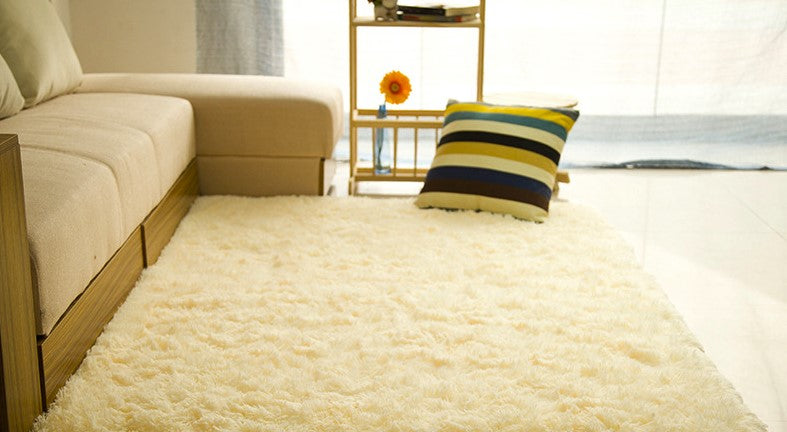 Salle de séjour table basse chambre lit côté lit non-dérapant peluche tapis