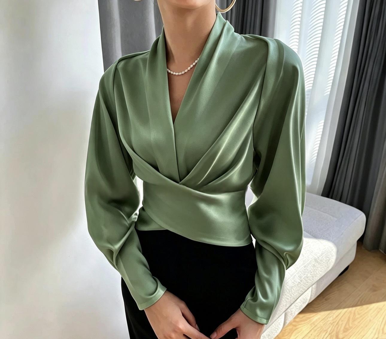 Chemise femme col V Slim-fit couleur unie