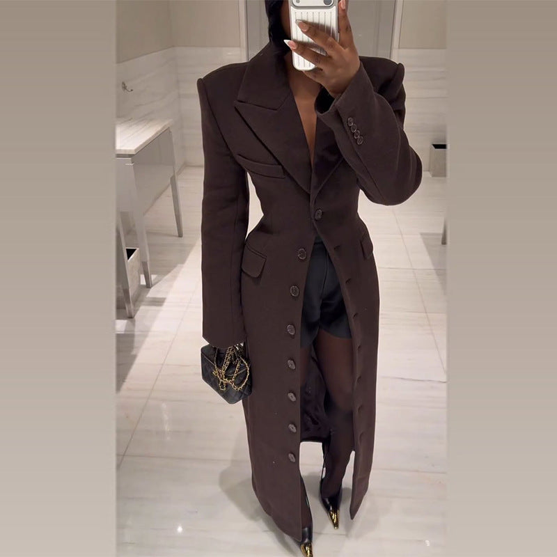 Manteau long stylisé gris uniforme