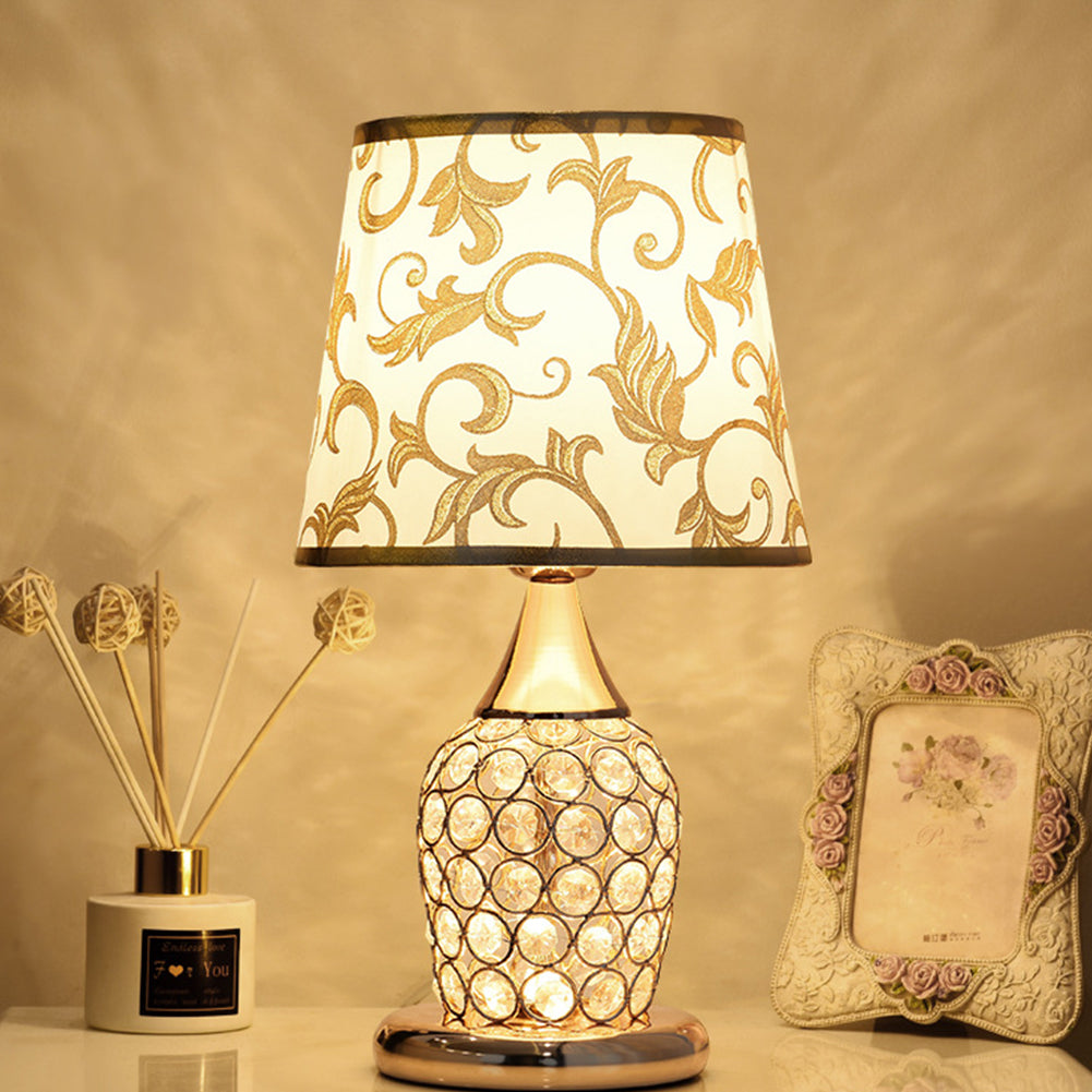 Lampe de table en cristal dans une chambre moderne