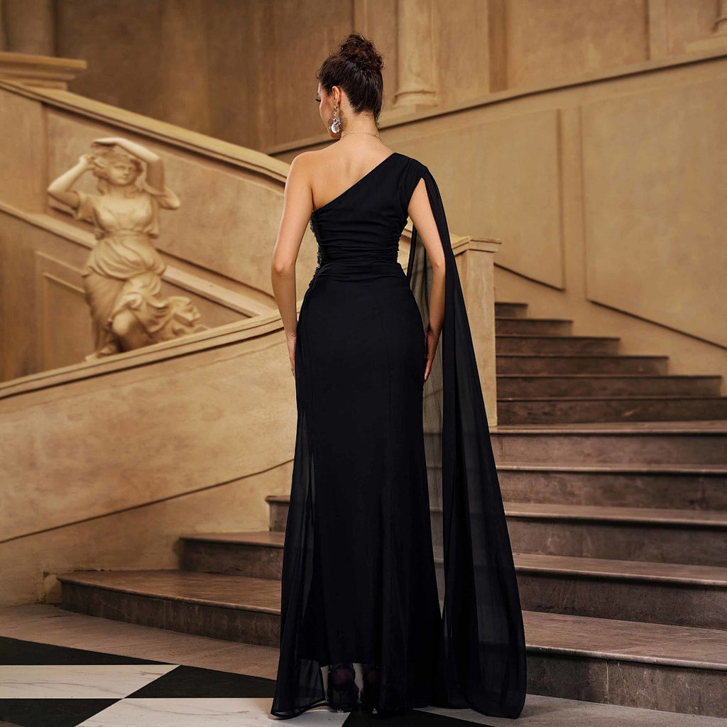 Une robe du soir avec embellissement perlé