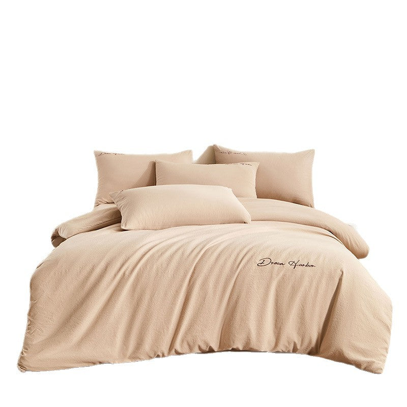 Set de quatre pièces en coton épais et agréable à la peau avec broderie minimaliste