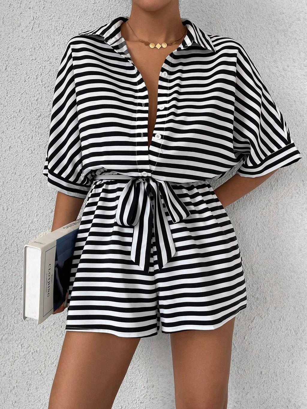Maillot de saut rayé d'été doté d'un style de cardigan front-bouton de collier de lapel