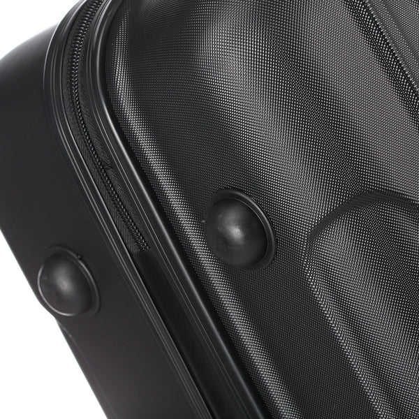 Trois dans un compartiment à bagages noir
