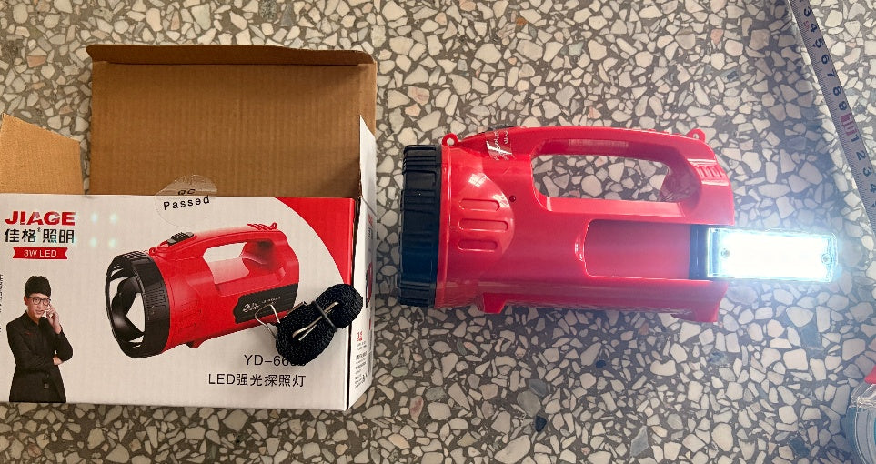 Rechargeable flashlight
