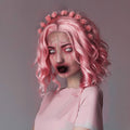 Cheveux bouclés roses