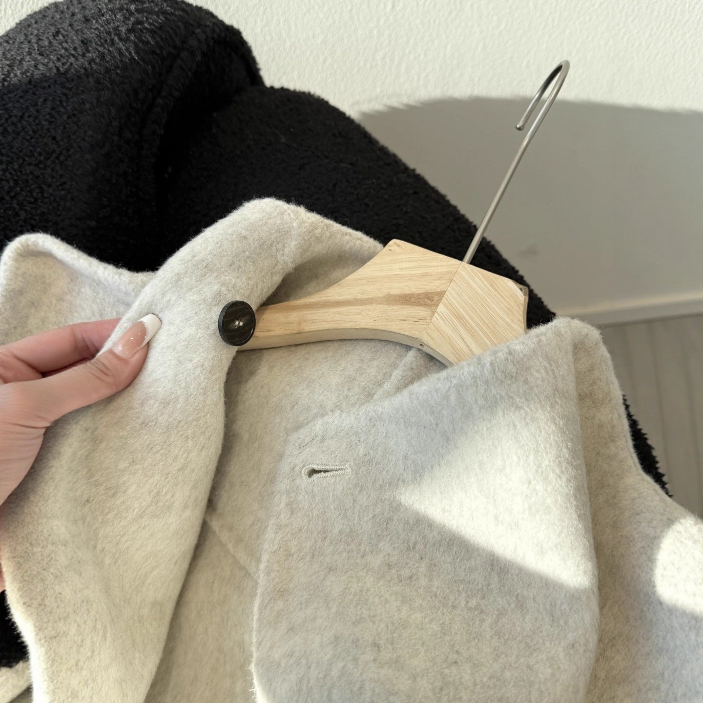 Manteau de laine courte pour femmes avec un collier écharpe