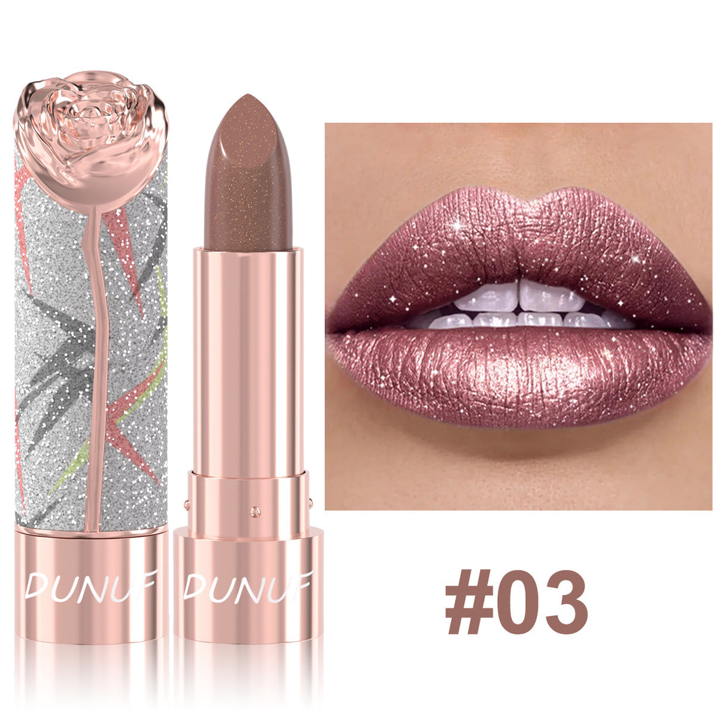 Rouge à lèvres perlescent métal-luster avec shimmer doré Et un effet tridimensionnel