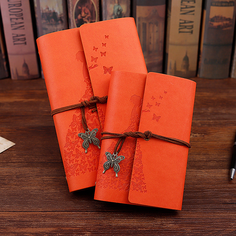 Habillez beau carnet de livres à la main