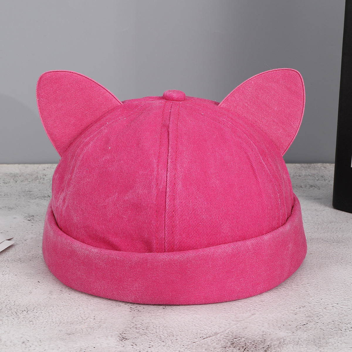 Le style Cat-ear de Lady Soft Top avec fixation réglable du dos crée une atmosphère de