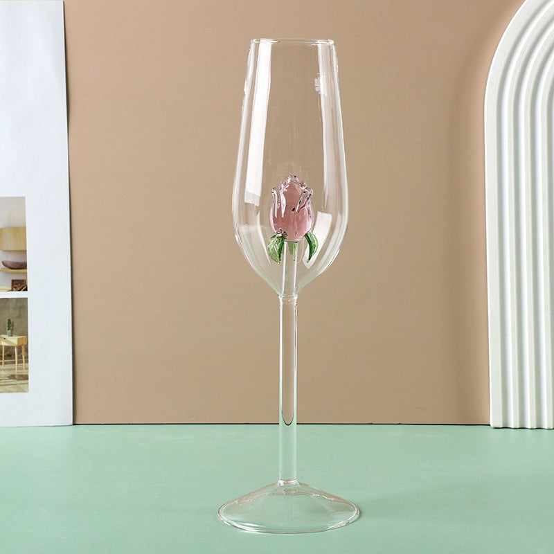 Cocktail en verre créatif et verre à vin rouge en forme de rosebud