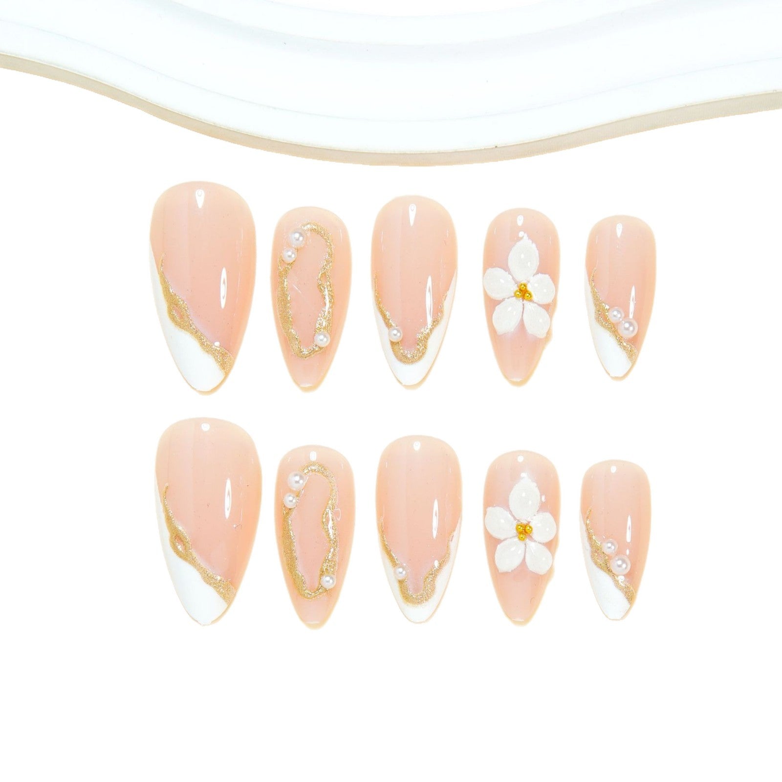 Les ongles artificiels de style français blanc avec bandes d'or et design floral