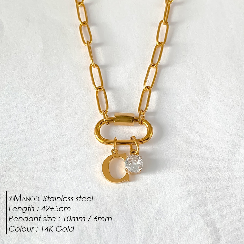 Collier lettre en acier au titane