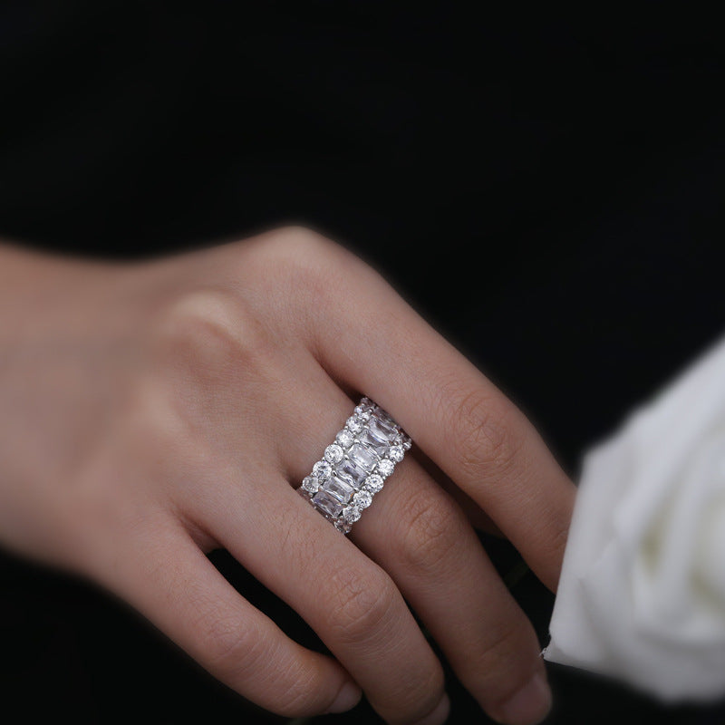 Women's zircon ring with flamboyant reflections