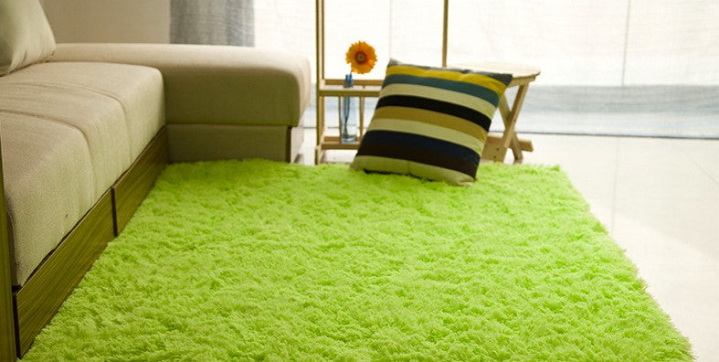 Salle de séjour table basse chambre lit côté lit non-dérapant peluche tapis