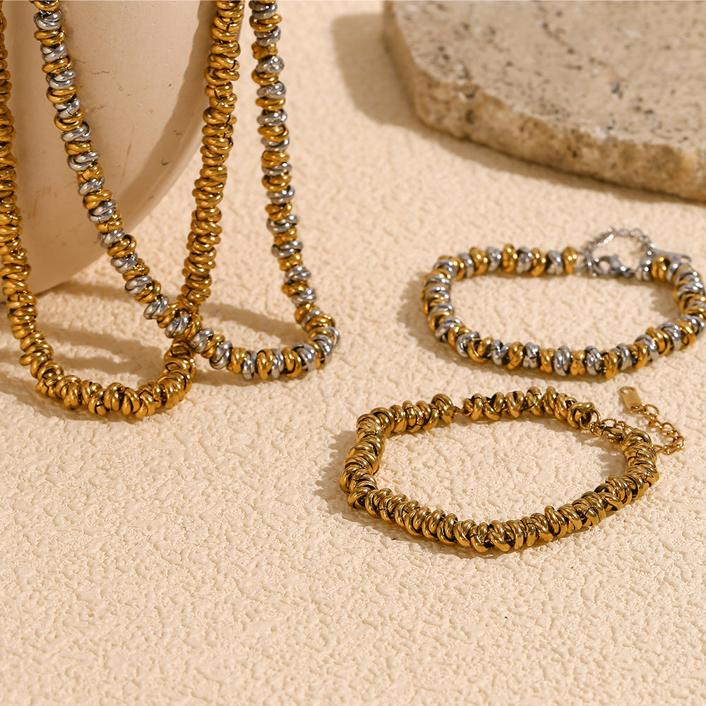 Collier en or assemblé à la main