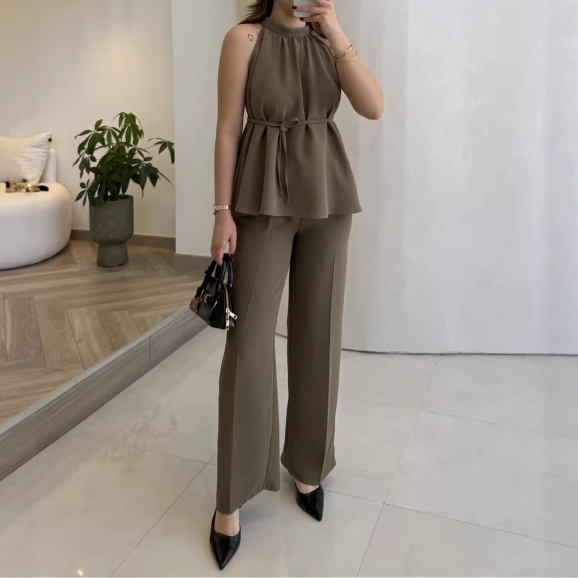Simple set of sleeveless top and wide leg pants