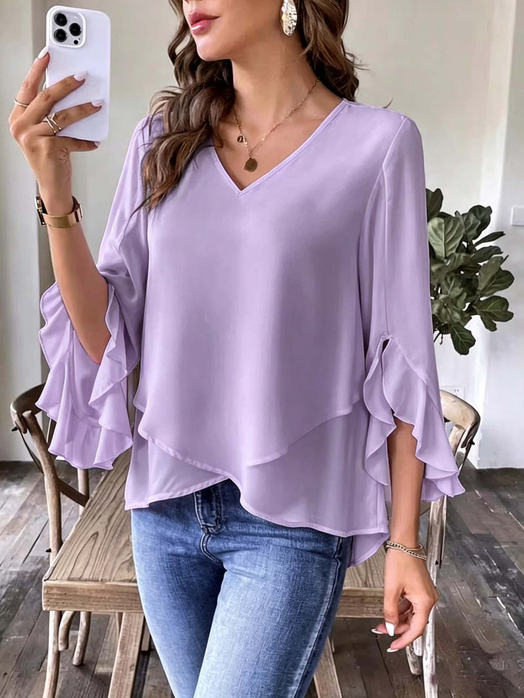 Top femme à col V avec manches volantes