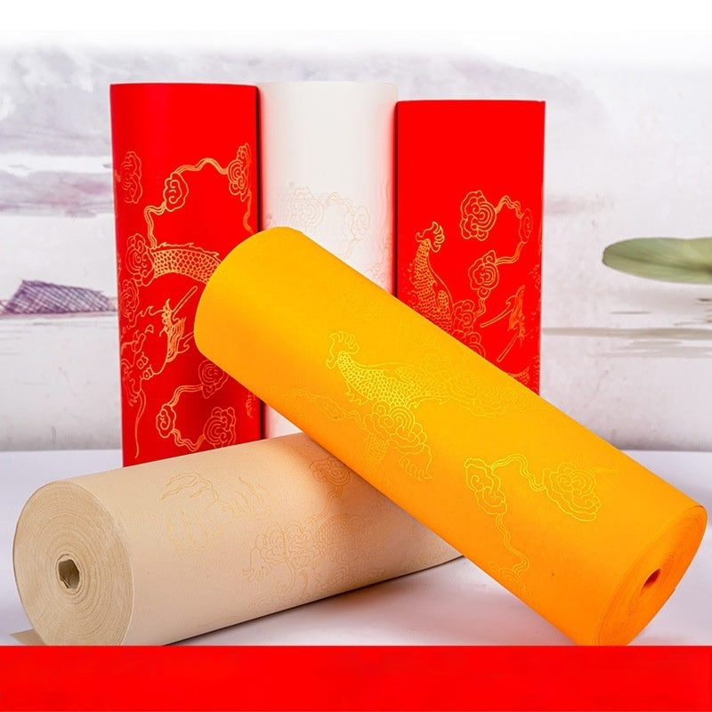 Papier calligraphie avec dragon doré Et les modèles de nuages auspicieux