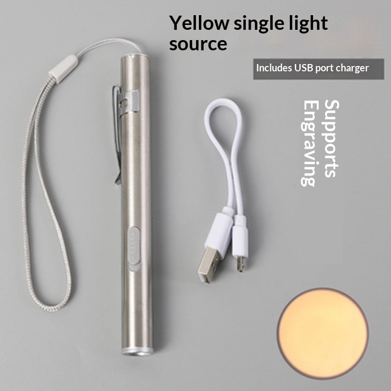 Pendant les examens pédiatriques, le docteur utilise une petite lampe de poche bicolore jaune et blanc
