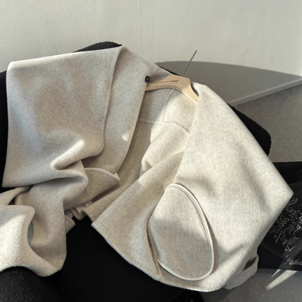 Manteau de laine courte pour femmes avec un collier écharpe