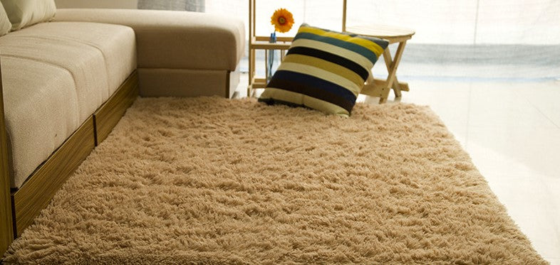 Salle de séjour table basse chambre lit côté lit non-dérapant peluche tapis