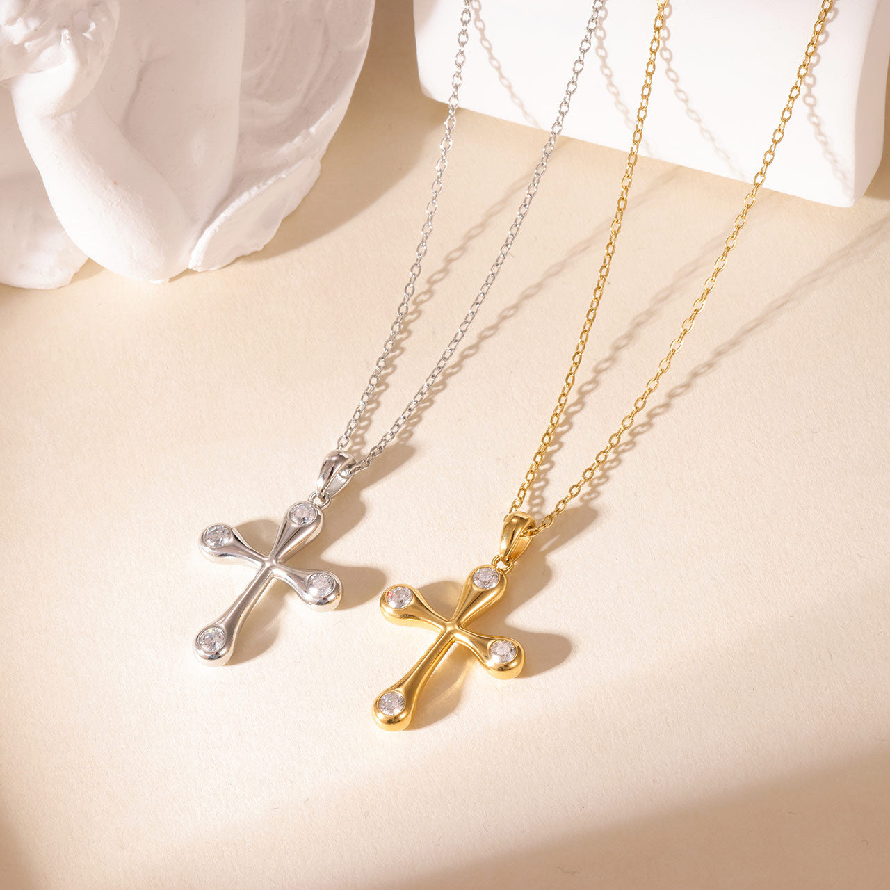 Collier Cross pour femmes sophistiquées polyvalentes et subtilement luxueuses