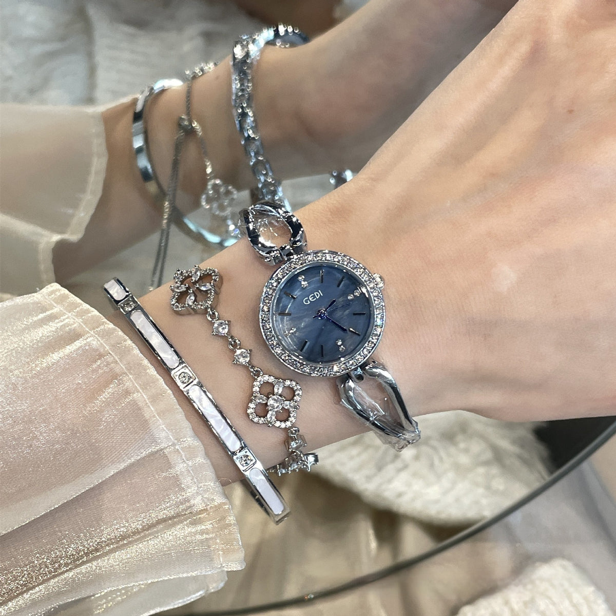 Montre en alliage élégant et minimaliste pour femmes