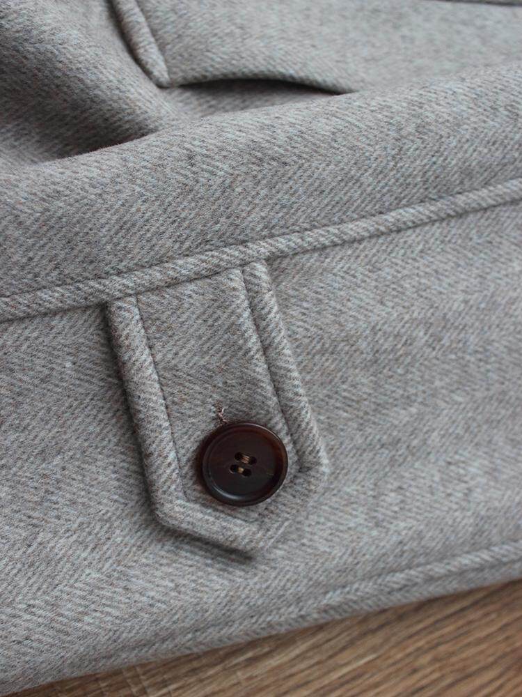 Manteau de laine de longueur moyenne pour hommes avec boutons de corne Et un collier de lapel