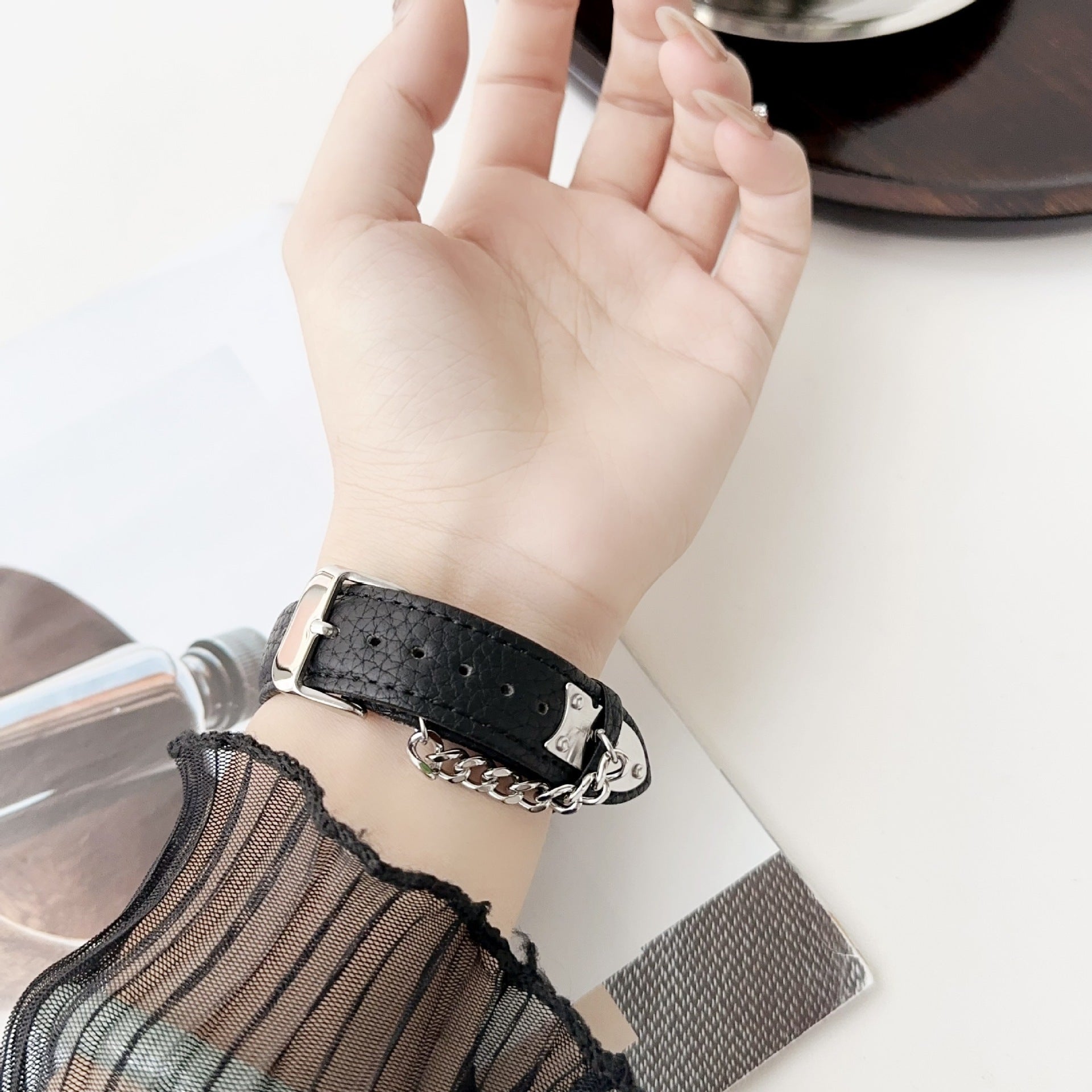 Convient pour les chaînes de montres avec cuir véritable avec un grain litchi et un insert en acier