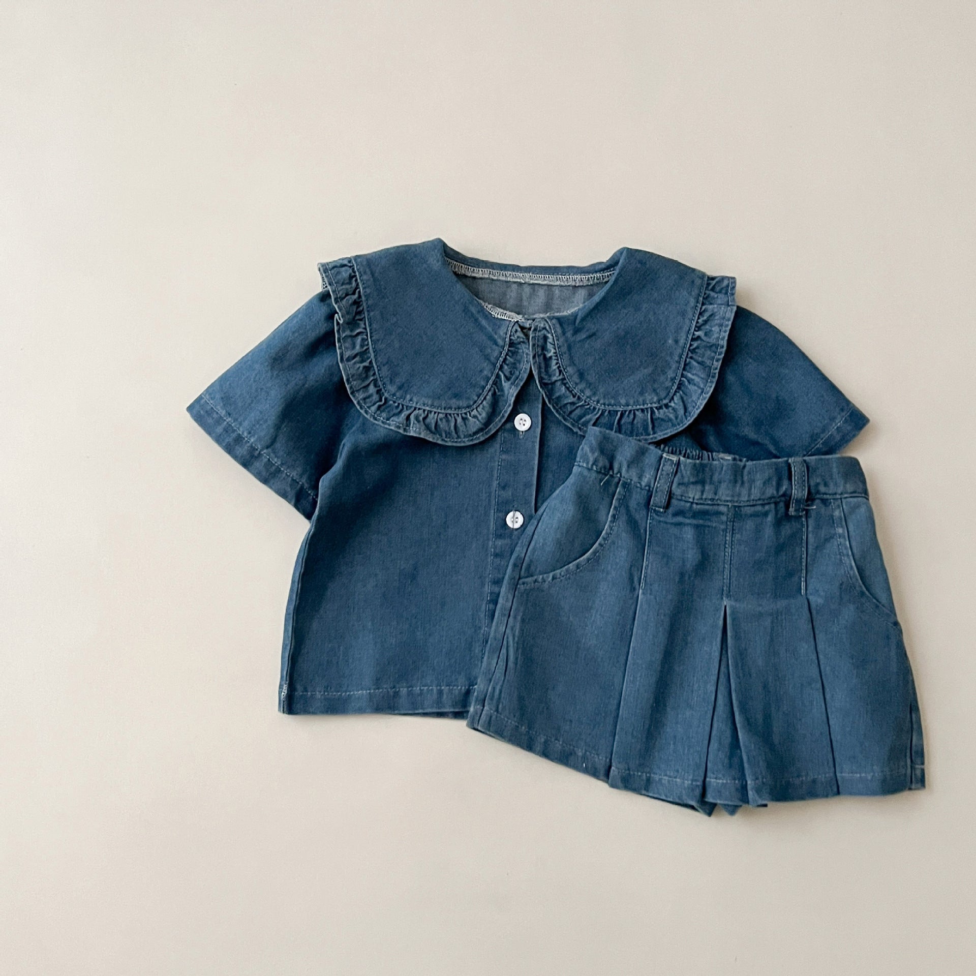 Pantalon de jupe en denim chic et tendance avec un top à manches courtes