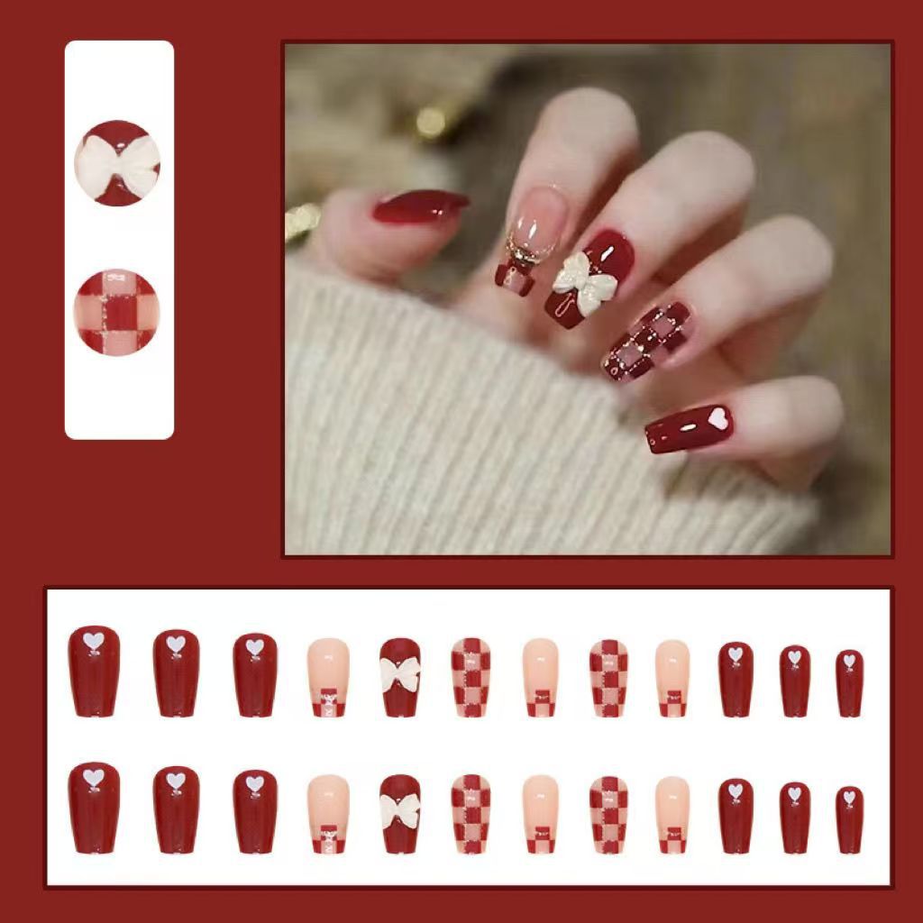 Des ongles à porter dans un tableau de bord rouge vin pour une manucure plus juste