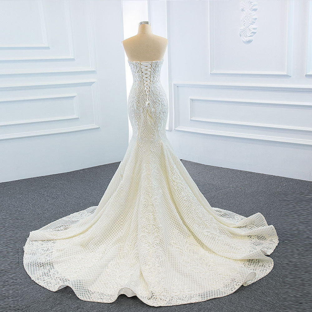La robe de mariée porte deux sommets de queue de poisson