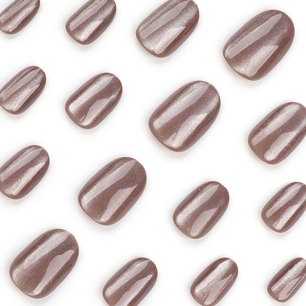 Short Round Deep Brown Conseils d'ongle de couleur solide qui éclairent la peau et la caractéristique d'un oeil de chat