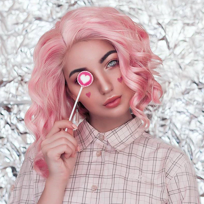 Cheveux bouclés roses