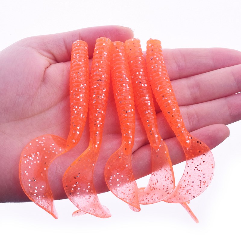 Faux et doux, tuez le poisson mandarin à travers toute la couche d'eau