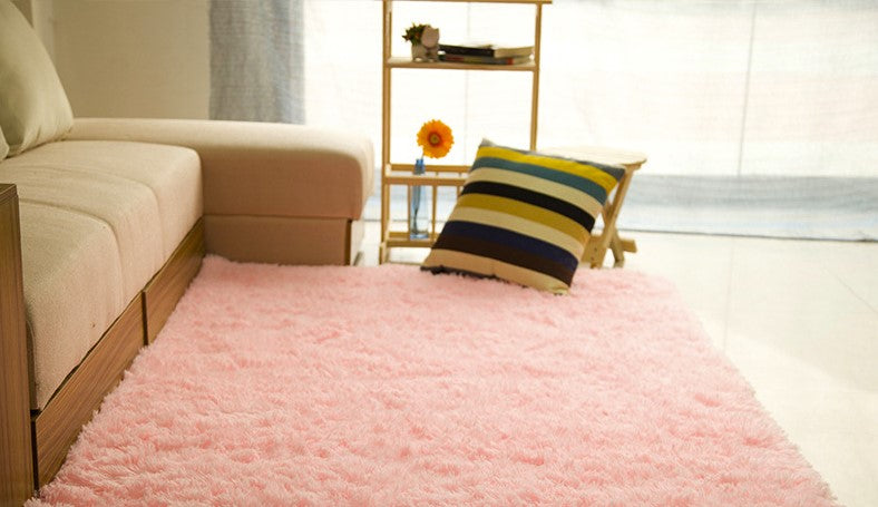 Salle de séjour table basse chambre lit côté lit non-dérapant peluche tapis