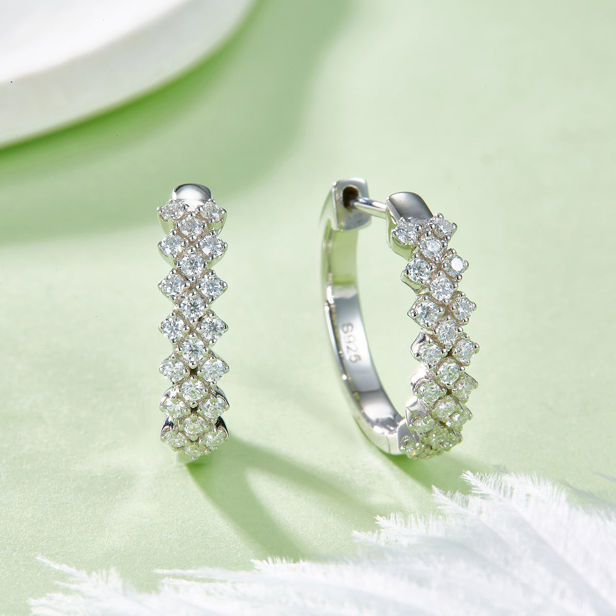 3.8g S925 Boucles d'oreilles en argent sterling en mossanite Boucles d'oreilles 17mm en huggie avec GRA Ce