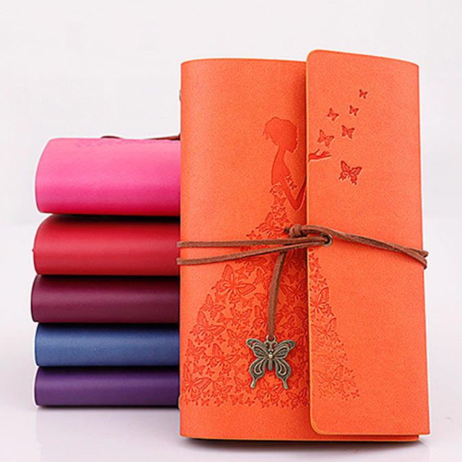 Habillez beau carnet de livres à la main