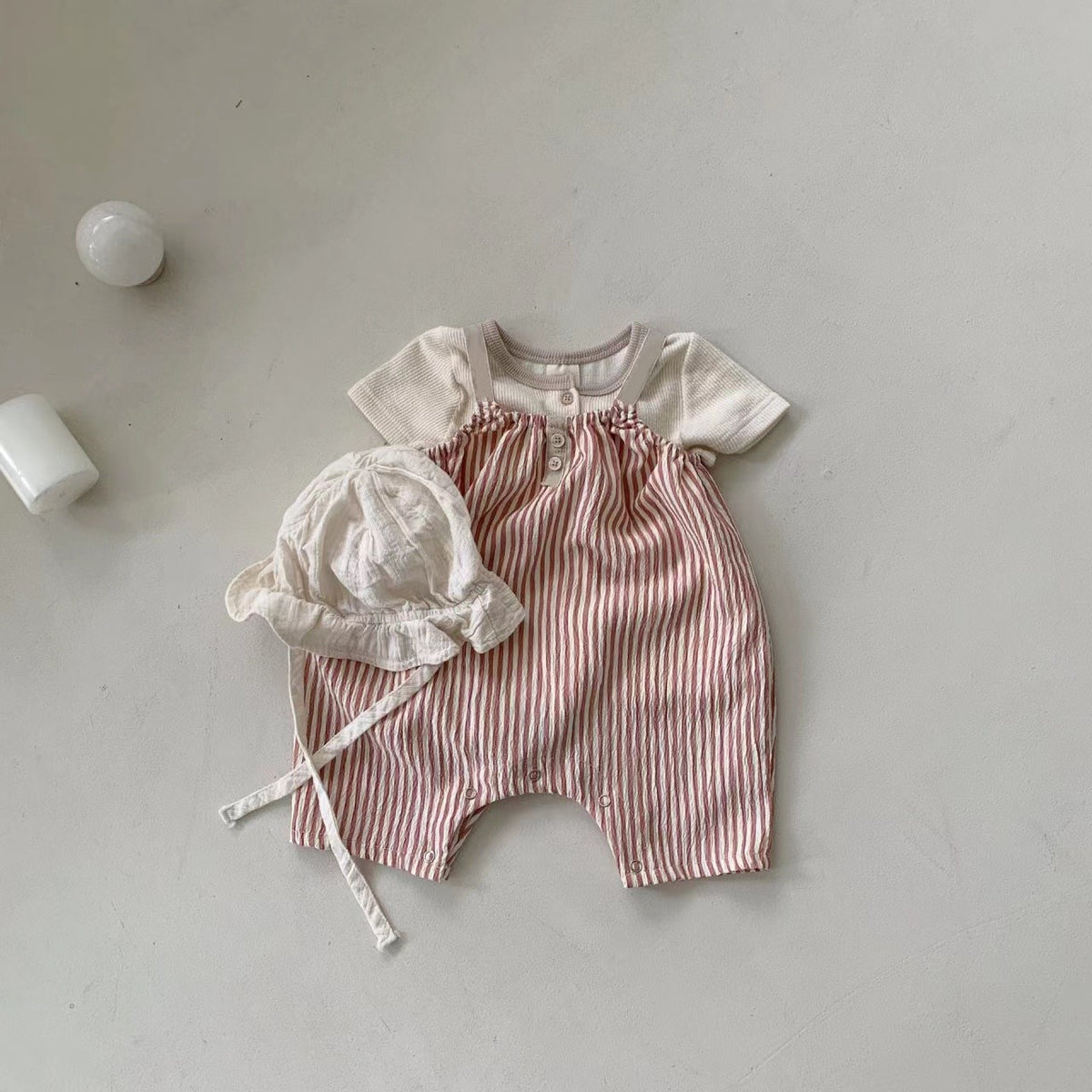 Bébé d'été mince verticale suspension rayée combinaison