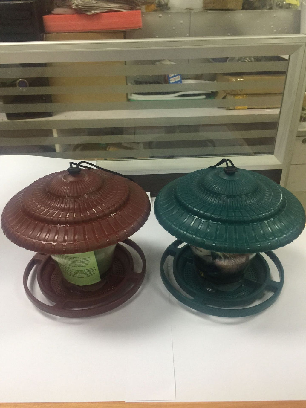 Alimentateur d'oiseaux transparent en plastique