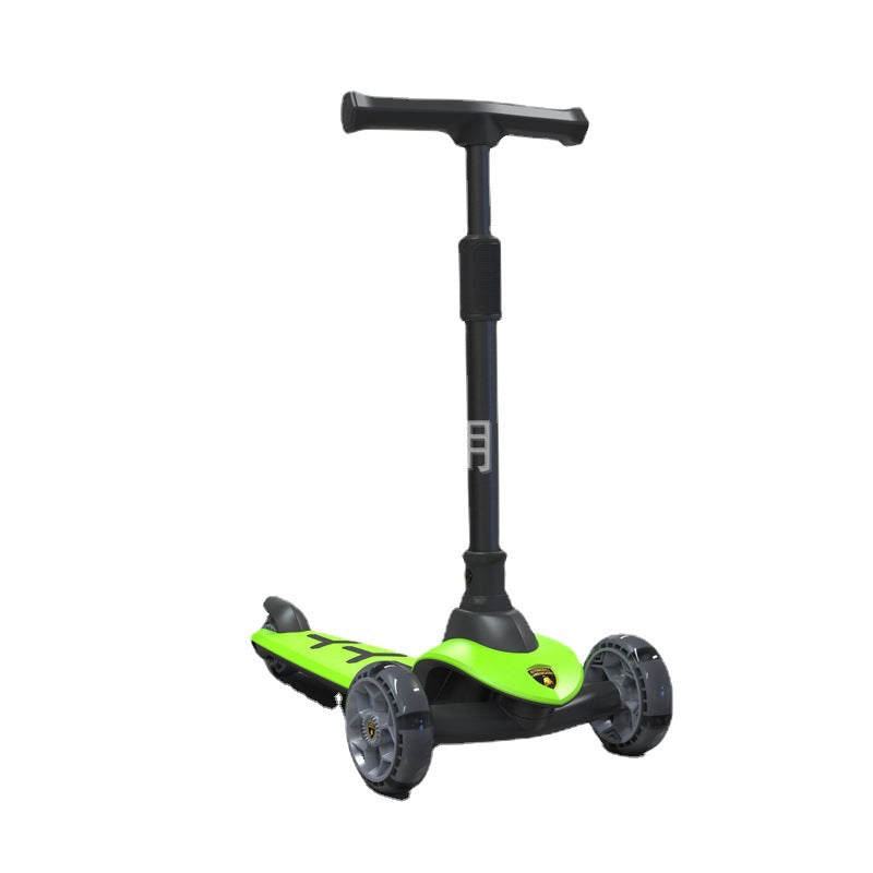 Un scooter que les enfants peuvent s'asseoir ou rouler