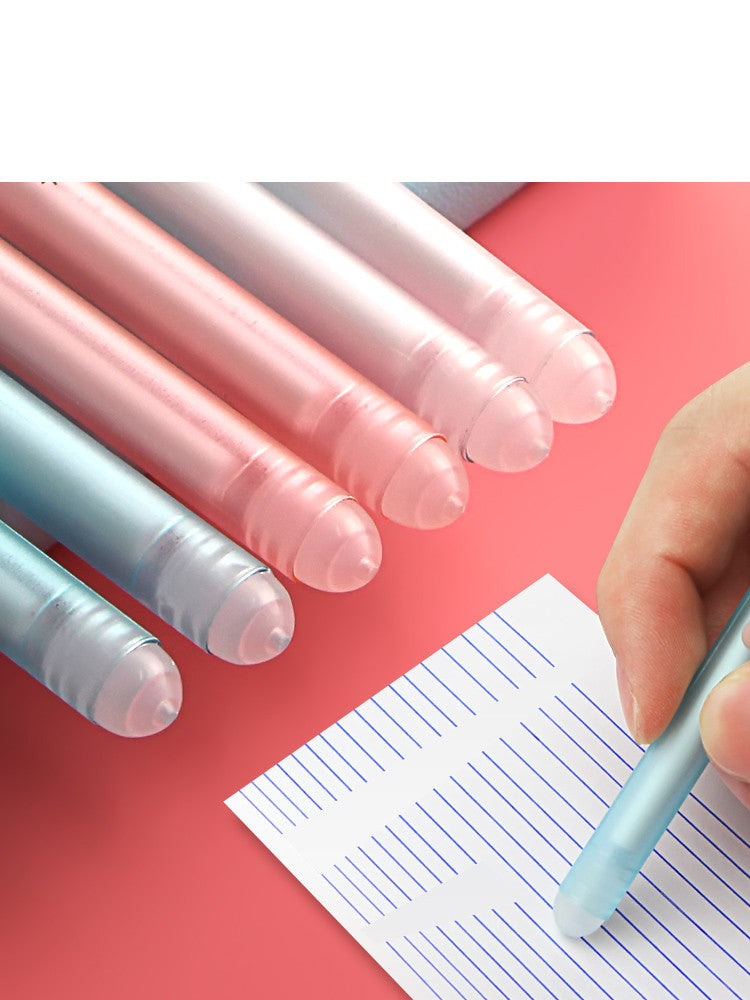Les élèves de l'école primaire utilisent un stylo gel effaçable pour frotter l'Eraser Magique Sassafras facile