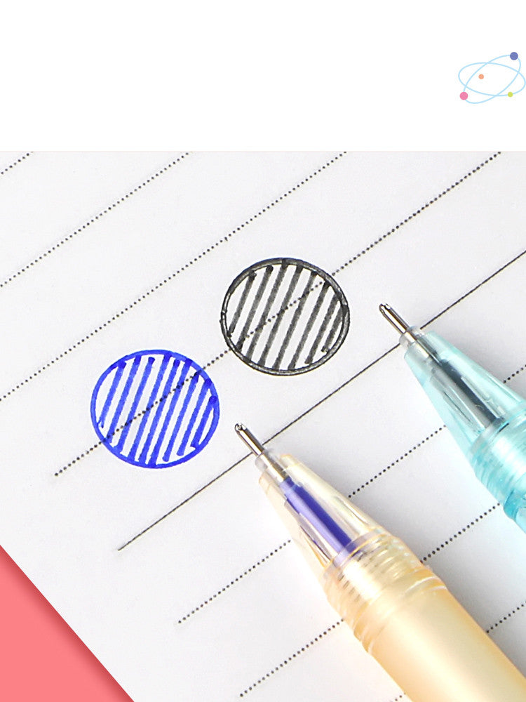 Les élèves de l'école primaire utilisent un stylo gel effaçable pour frotter l'Eraser Magique Sassafras facile